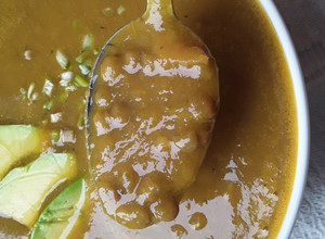 Una foto de Sopa🍲 de zanahoria🥕y lentejas😘!!!