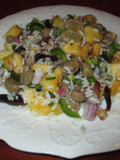 Una foto de Ensalada de arroz con piña, habas y nueces