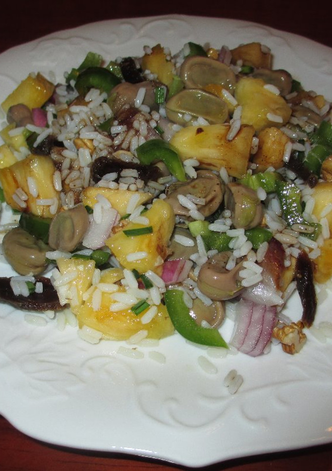 Una foto de Ensalada de arroz con piña, habas y nueces