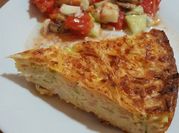 Una foto de pastel de calabacín y jamón cocido