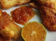 Una foto de tilapia frita con harina