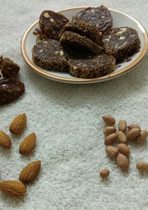 ખજૂર બરફી (Khajur Barfi Recipe In Gujarati) રેસીપી મુખ્ય ફોટો