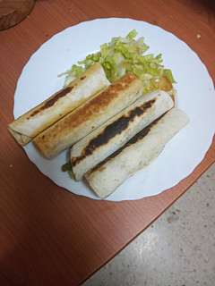 Una foto de Burritos de entrecot, verdura y tortilla francesa con ensalada