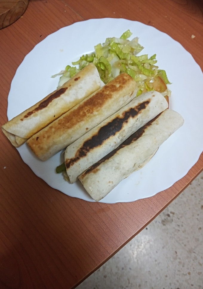 Una foto de Burritos de entrecot, verdura y tortilla francesa con ensalada