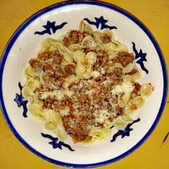 A picture of Corbatitas en Salsa de tomates y carne.