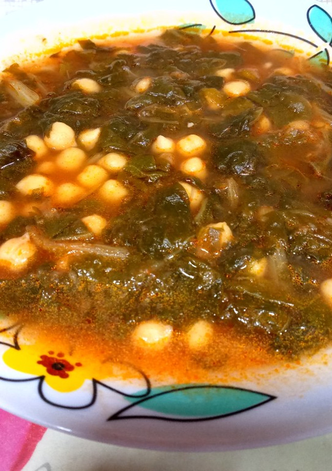 Una foto de Potaje de garbanzos con acelgas