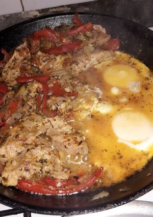 Una foto de Bifes de cerdo a la portuguesa y huevos cocinados en su jueguito