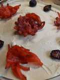 Postre de mascarpone con arándanos azules, frambuesas, granada y flores de hibiscus deshidratada