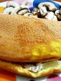 Fluffy omelette con funghi, pecorino e gocce di aceto balsamico
