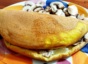 Foto di Fluffy omelette con funghi, pecorino e gocce di aceto balsamico