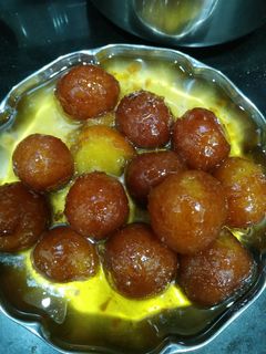 मावा गुलाब जामुन (mawa gulab jamun recipe in Hindi) रेसिपी मुख्य फोटो
