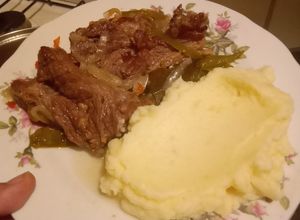 Una foto de Se corta con cuchara: Carne a la cacerola