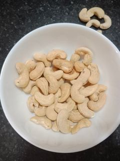 રોસ્ટેડ કાજુ (Roasted Kaju Recipe In Gujarati) રેસીપી મુખ્ય ફોટો