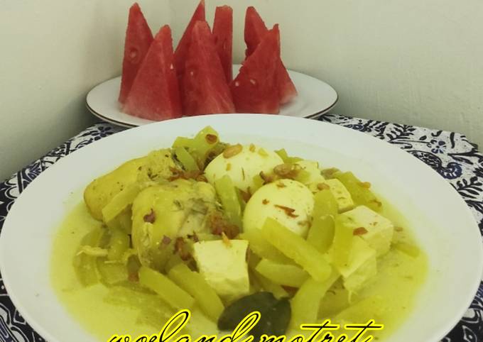 Kulit Semangka Ayam Tahu Telur (Bumbu Kuning)