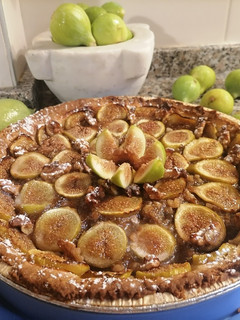 Foto di Crostata con marmellata di fichi, fichi freschi, e noci al profumo di limone
