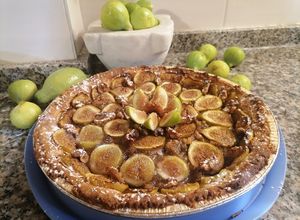 Foto di Crostata con marmellata di fichi, fichi freschi, e noci al profumo di limone