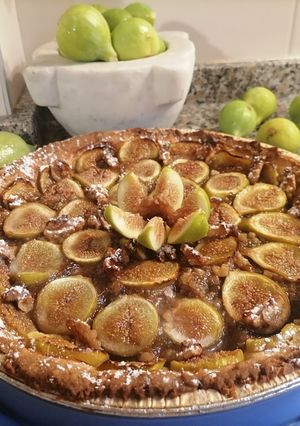Foto di Crostata con marmellata di fichi, fichi freschi, e noci al profumo di limone