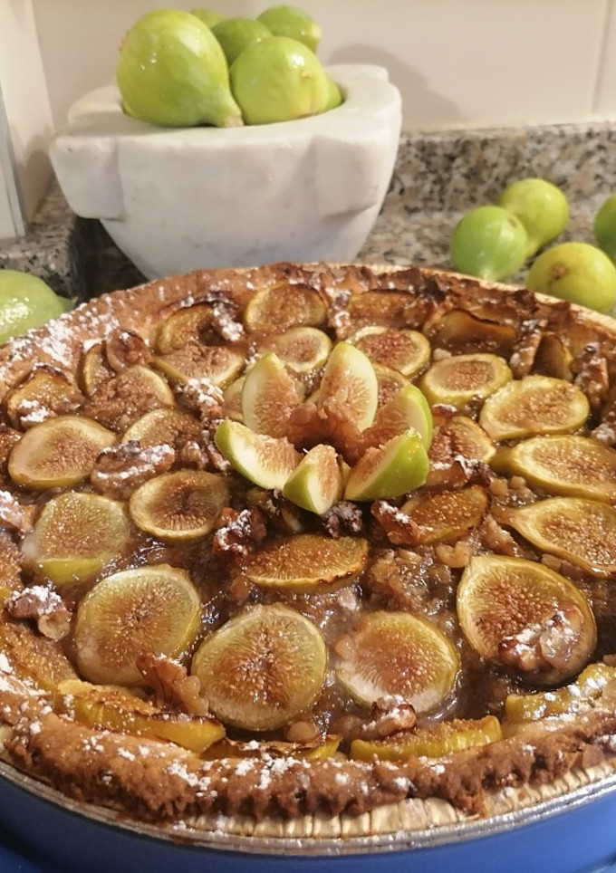 Foto di Crostata con marmellata di fichi, fichi freschi, e noci al profumo di limone