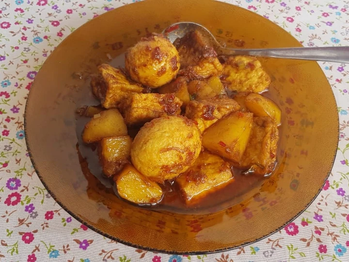 Langkah Mudah untuk Menyiapkan Resep Semur Telur 3 in 1 (Telur - Tahu - Kentang) yang  Bikin Ketagihan Anti Ribet, Uenak Banget