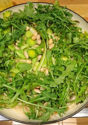A picture of Leek Orzotto with Asparagus and rocket.
