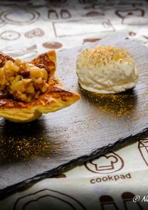 Foto di Strudel di mele scomposto con gelato alla panna e cannella