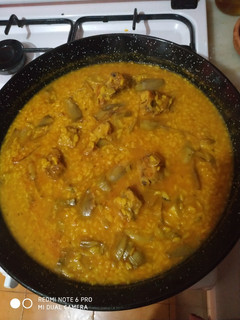 Una foto de Arroz caldoso con costillas y alcachofas