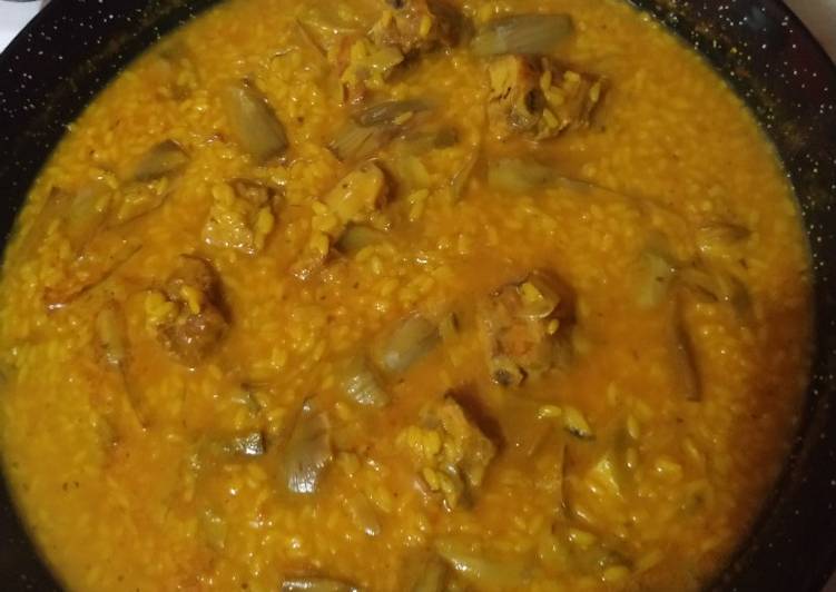 Arroz caldoso con costillas y alcachofas