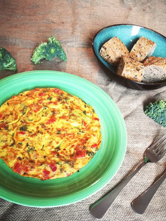 Una foto de Tortilla de brócoli con pimiento morrón