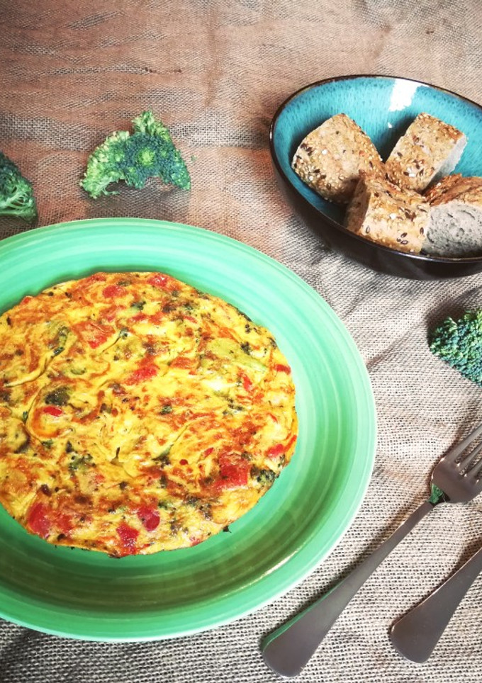 Una foto de Tortilla de brócoli con pimiento morrón