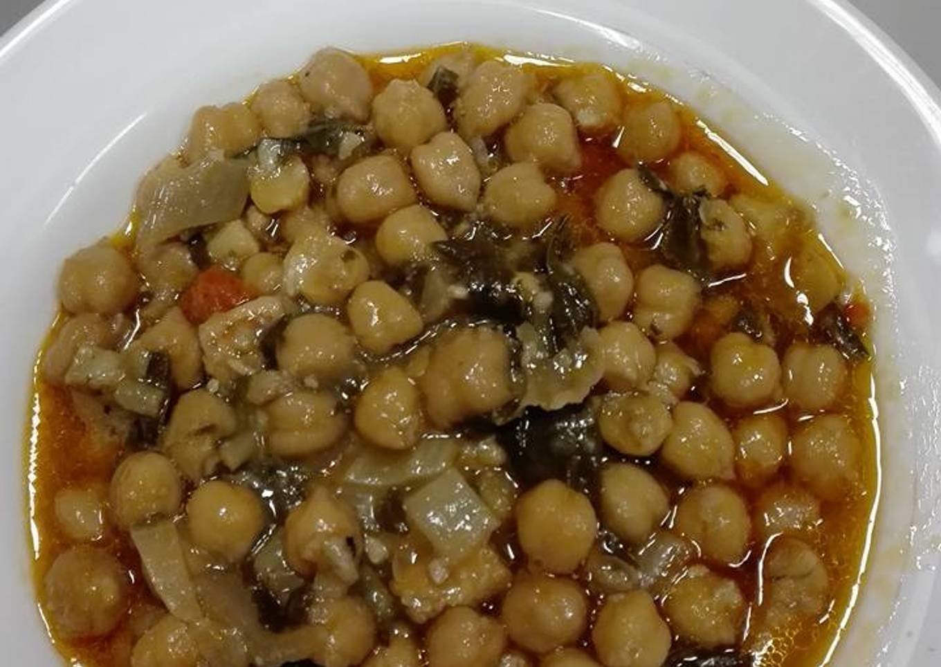 Garbanzos con acelgas, pechuga y bacalao.