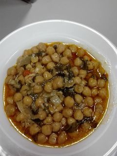 Una foto de Garbanzos con acelgas, pechuga y bacalao.