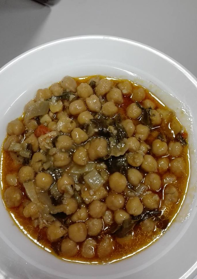 Una foto de Garbanzos con acelgas, pechuga y bacalao.