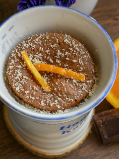 Una foto de Mugcake de naranja con cacao y coco rallado 🍊🍫