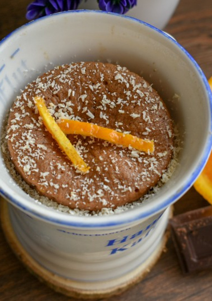 Una foto de Mugcake de naranja con cacao y coco rallado 🍊🍫