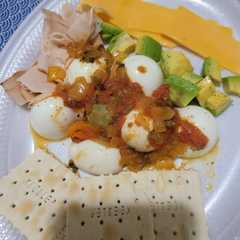 Una foto de Huevitos en salsa ranchera con jamón queso bajo en grasa 🥑