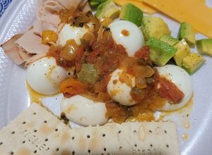Una foto de Huevitos en salsa ranchera con jamón queso bajo en grasa 🥑