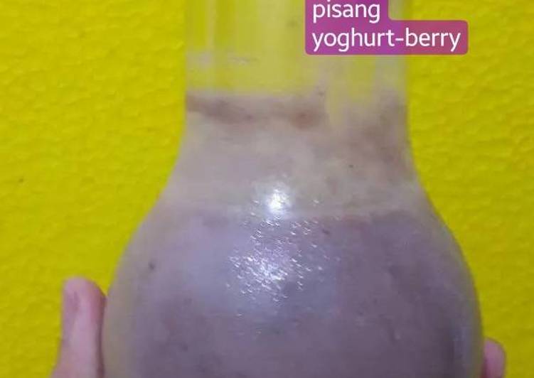 Langkah Mudah untuk Menyiapkan Jus Pisang-Yoghurt Berry, Menggugah Selera