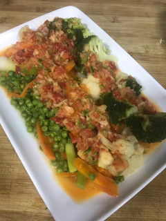 Una foto de Verbena de verduras con vinagreta de pimientos