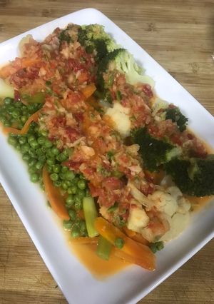 Una foto de Verbena de verduras con vinagreta de pimientos