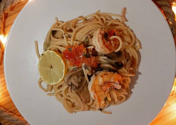 Spaghetti aux crevettes, sauce citron, champignons, et tomates rôties à l'ail