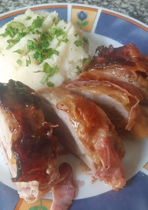 Una foto de Solomillo de cerdo al horno caramelizado con manzanas y panceta