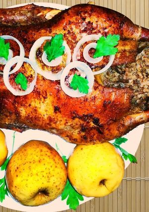 Фото Новогодний гусь фаршированный грибами и гречкой с яблоками.