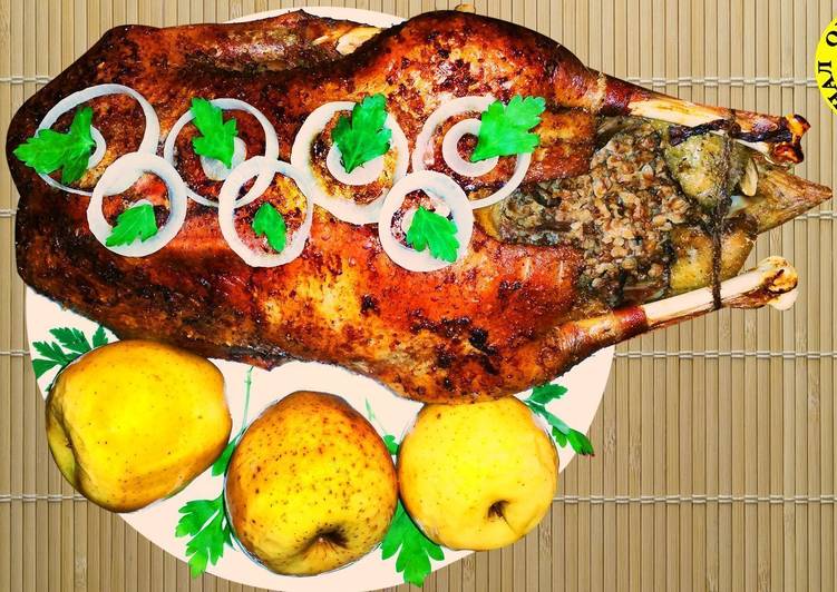 Новогодний гусь фаршированный грибами и гречкой с яблоками