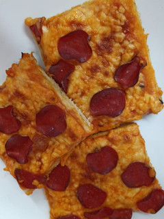 Una foto de Pizza: hawaiana y pepperoni