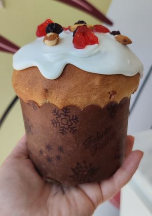 Una foto de Pan dulce de frutas abrillantadas y chips de chocolate