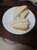 Sándwich de atún, maíz dulce, huevo duro y mayonesa