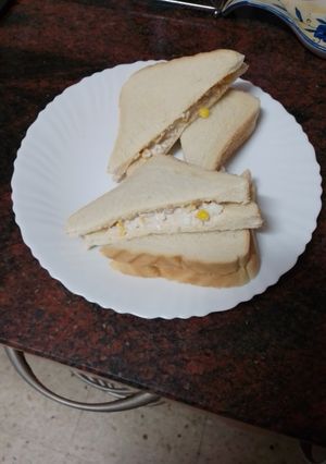 Una foto de Sándwich de atún, maíz dulce, huevo duro y mayonesa