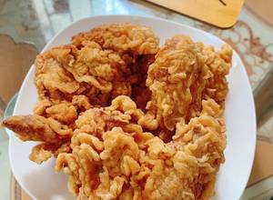 Hình của món Cánh gà/đùi gà chiên bột phồng như KFC.