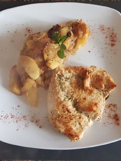 Una foto de Pollo con "Chutney", de Cebollas con manzanas y damascos