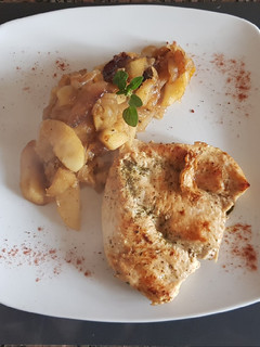 Una foto de Pollo con "Chutney", de Cebollas con manzanas y damascos
